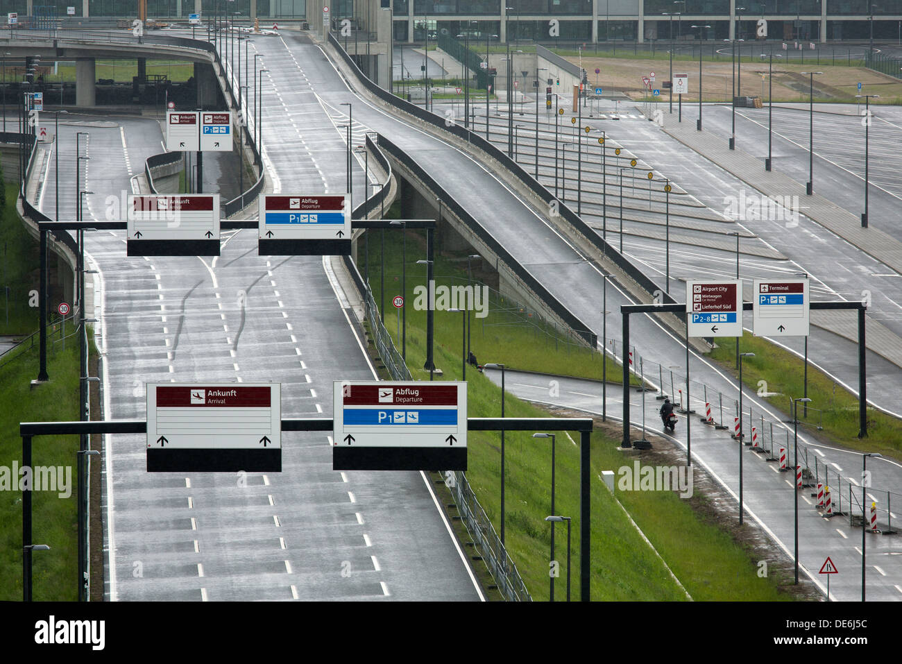 Schönefeld, Deutschland, leere Straße hinauf zum Flughafen Berlin Brandenburg Stockfoto