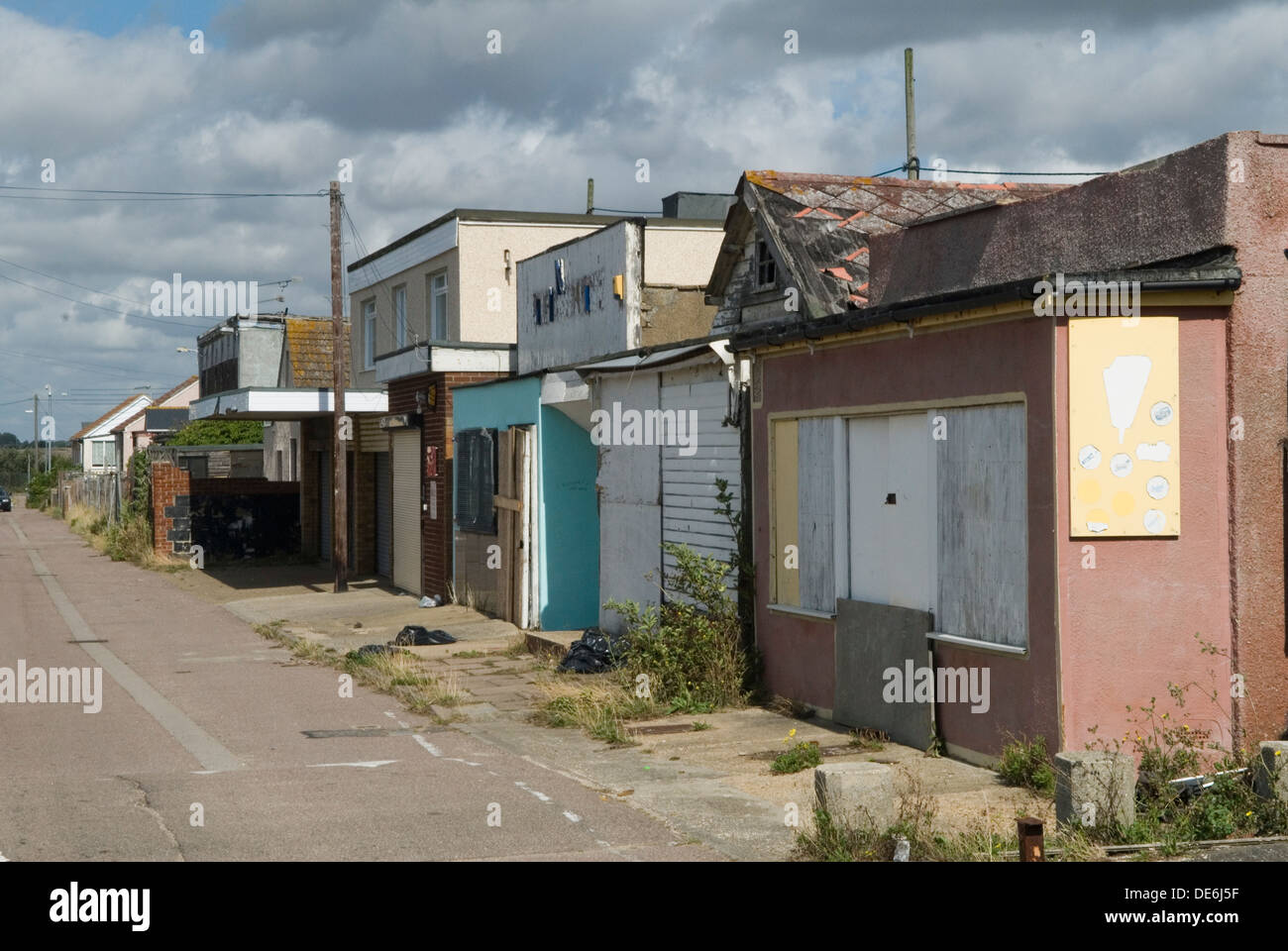 Armut verschanzte Gebäude, Geschäfte auf dem Brooklands Estate, Jaywick Essex, England 2010er, UK 2013 HOMER SYKES Stockfoto