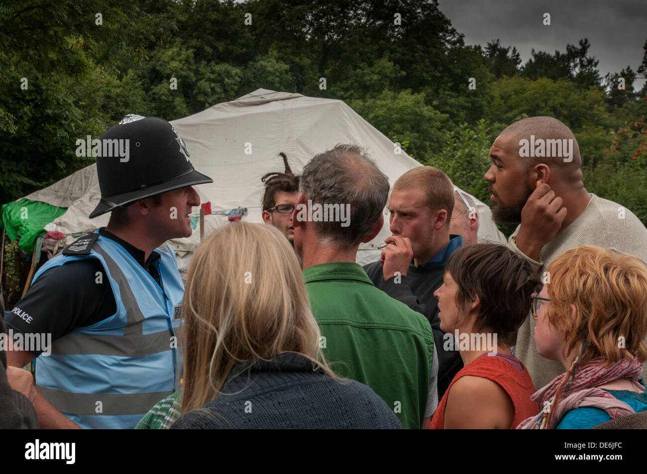 Balcombe, West Sussex, UK. 12. Sept wird 2013.Police Offizier von wütenden Demonstranten konfrontiert, nachdem ein weiterer LKW Cuadrilla Website eingibt... Die Anti-Fracking, die Umweltschützer protestieren gegen Probebohrungen durch Cuadrilla auf dem Gelände in West Sussex, die zu der umstrittenen Fracking-Prozess könnte. Bildnachweis: David Burr/Alamy Live-Nachrichten Stockfoto