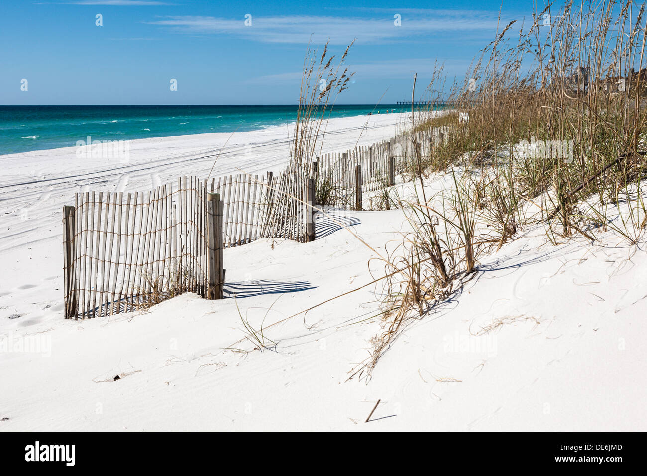 Erosion Kontrolle Fechten und Seegras schützen, die weißen Sandstränden von Gulf Breeze, Florida Stockfoto