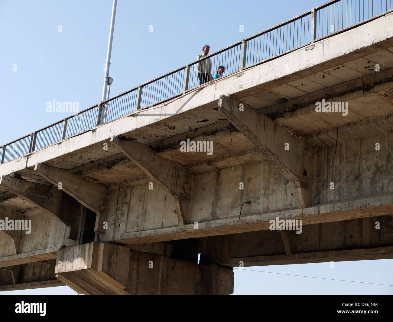 Indien, Uttar Pradesh, Agra, baute neu Brücke über den Fluss Yamuna zeigen schlampige Bauqualität Stockfoto