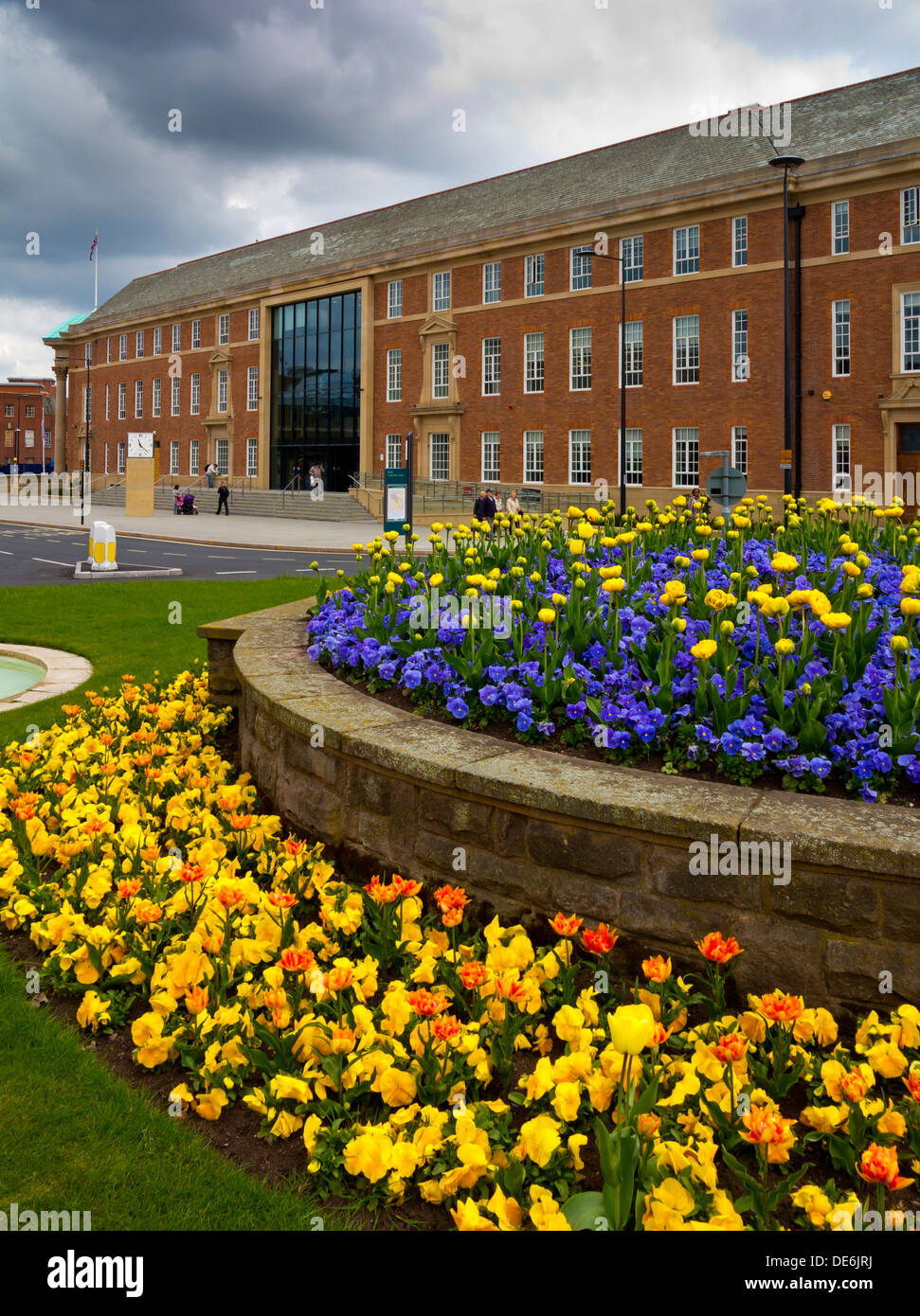 Bunte Blumenbeete vor dem Hauptsitz der Derby Stadtrat Derbyshire England UK Stockfoto