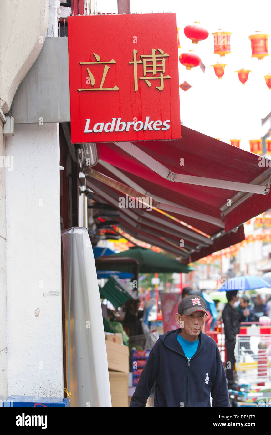 Ladbrokes Buchmacher auf sowohl auf Englisch als auch auf chinesische Schriftzeichen, Gerrard Street in Chinatown, Soho, West End, London, England UK Stockfoto