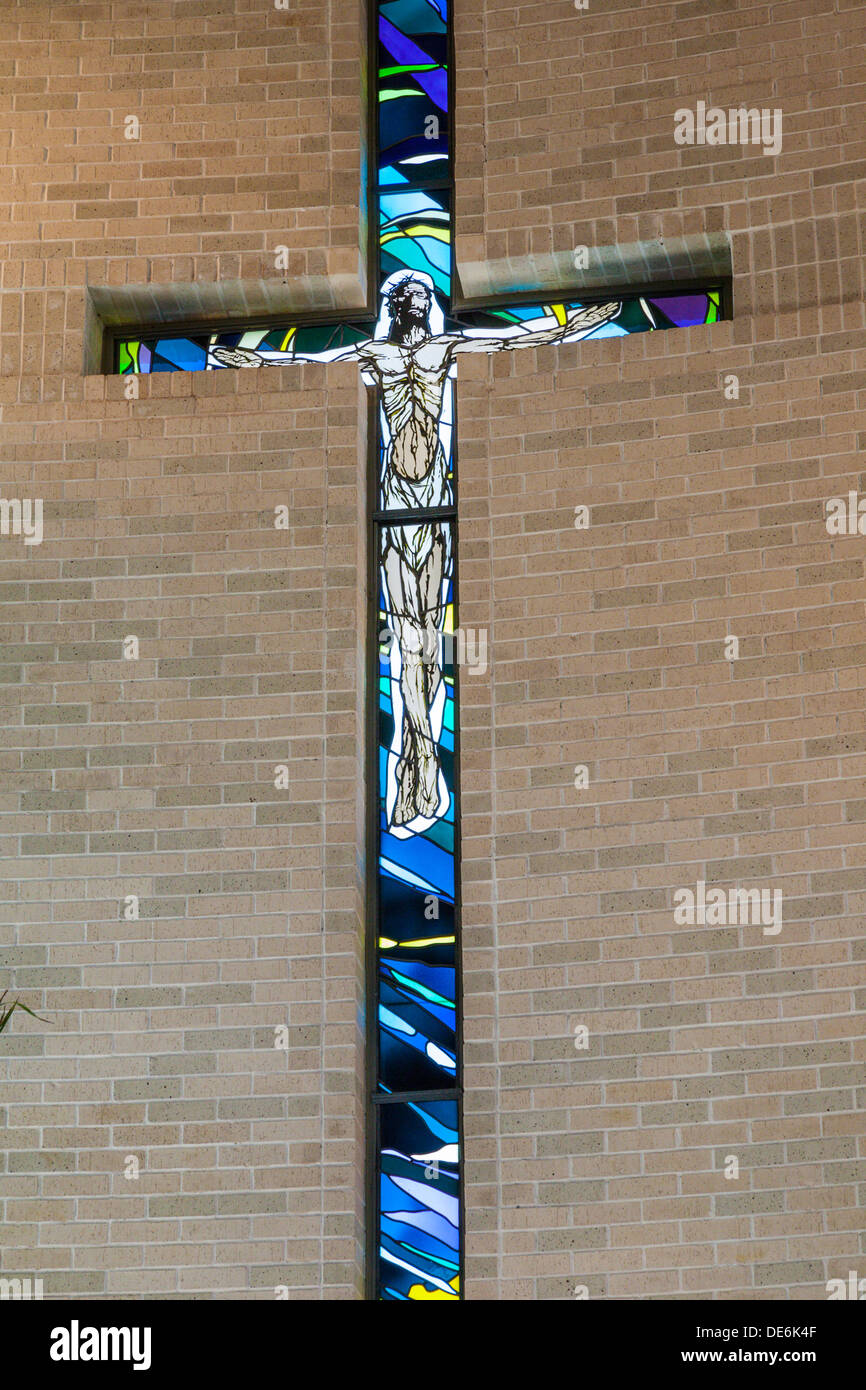 Überqueren der Glasmalerei in Mauer in der katholischen Kirche in Gulf Breeze, Florida zeigt die Kreuzigung Christi Stockfoto