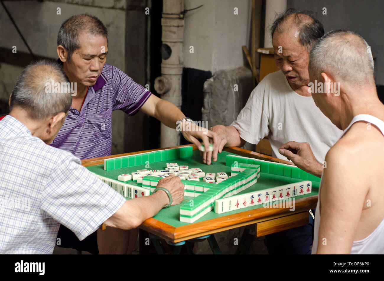 Alte Leute spielen Mahjong, Guangzhou, China Stockfoto