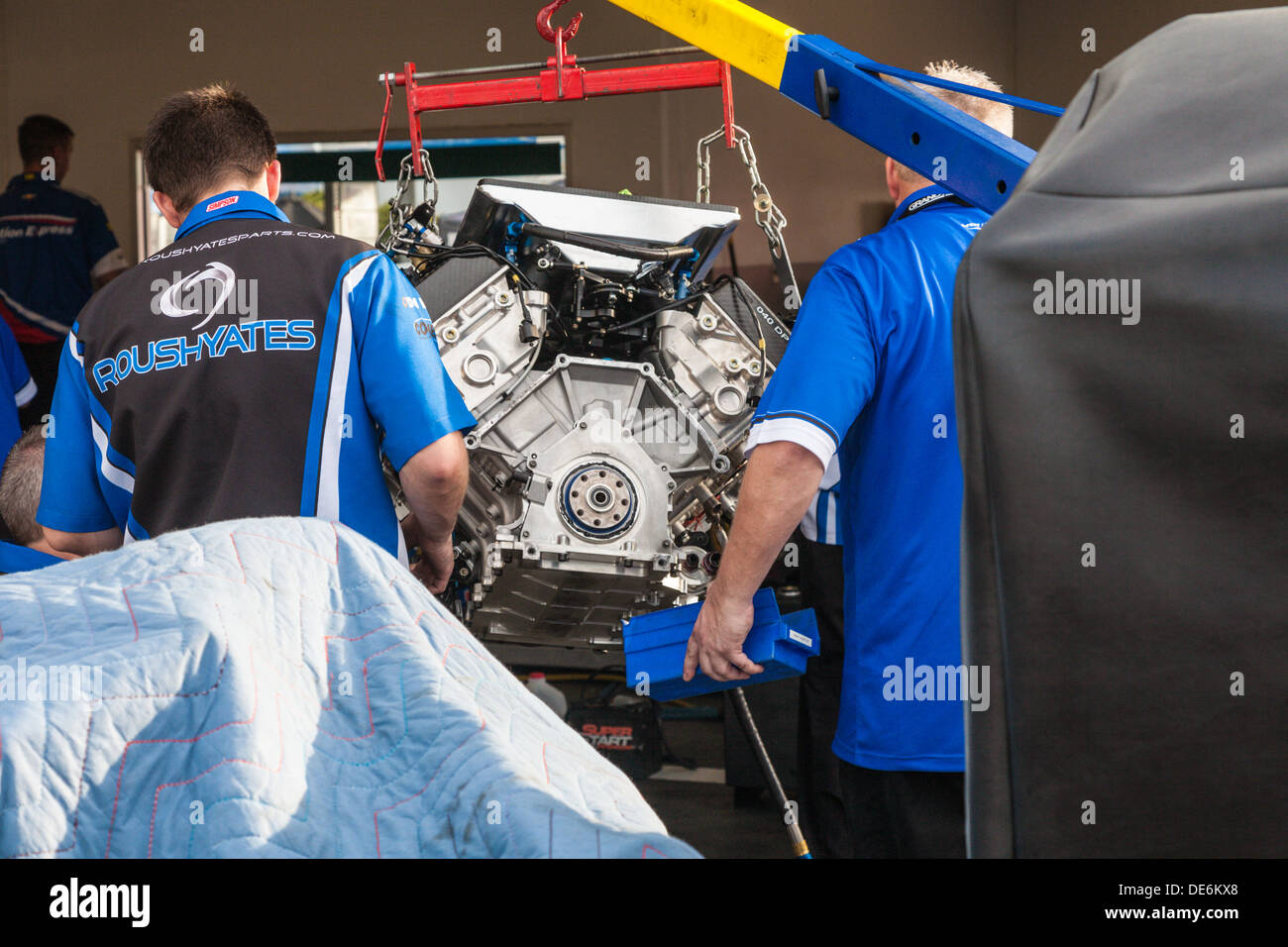 Roush Yates Racing Motor Mechanik bereiten Motor auf dem Daytona International Speedway während 2012 Rolex 24 Daytona, Florida, USA Stockfoto