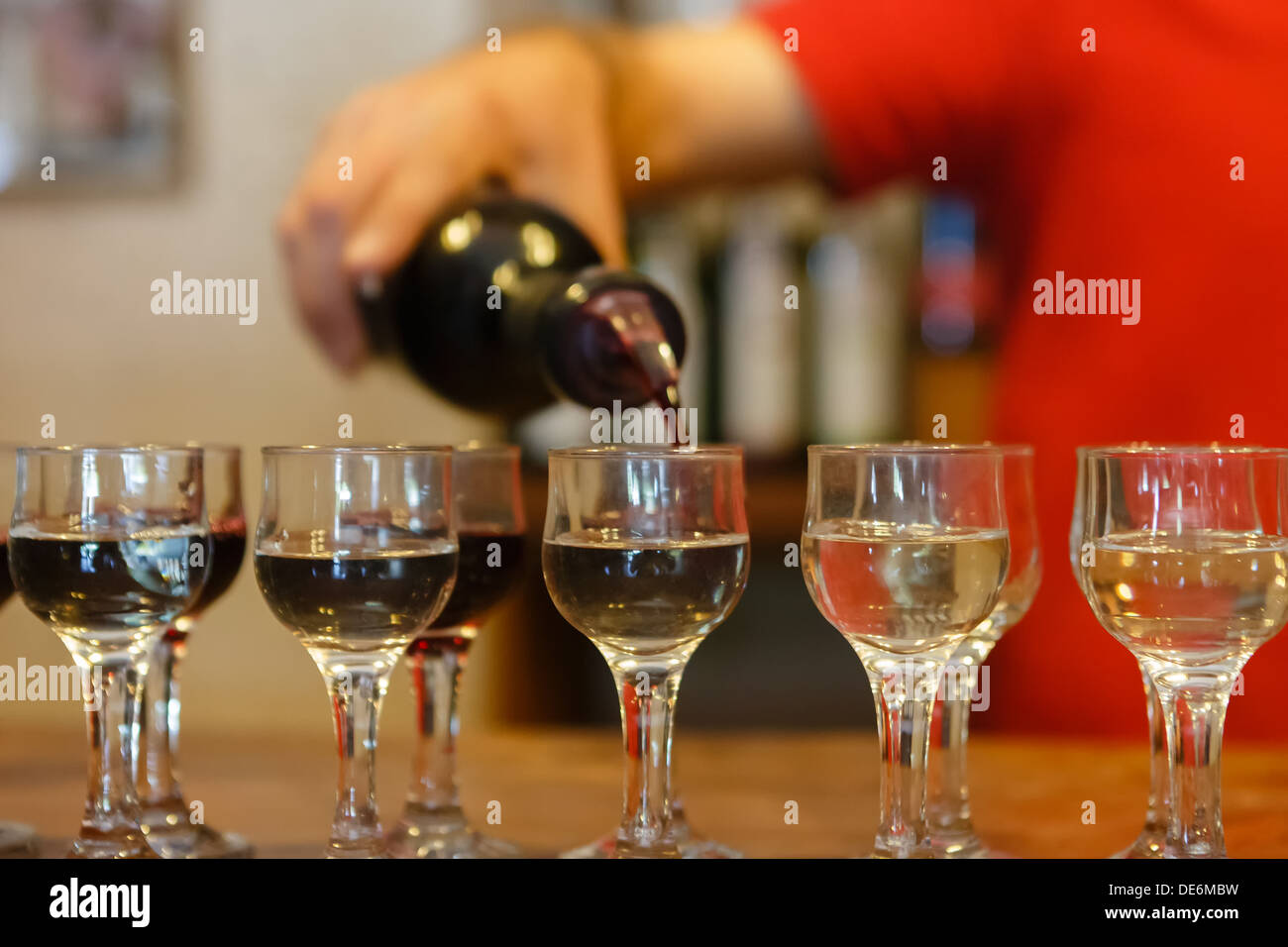 Prozess der Verkostung von Wein werkseitig auf Herstellung von Traubenwein Stockfoto