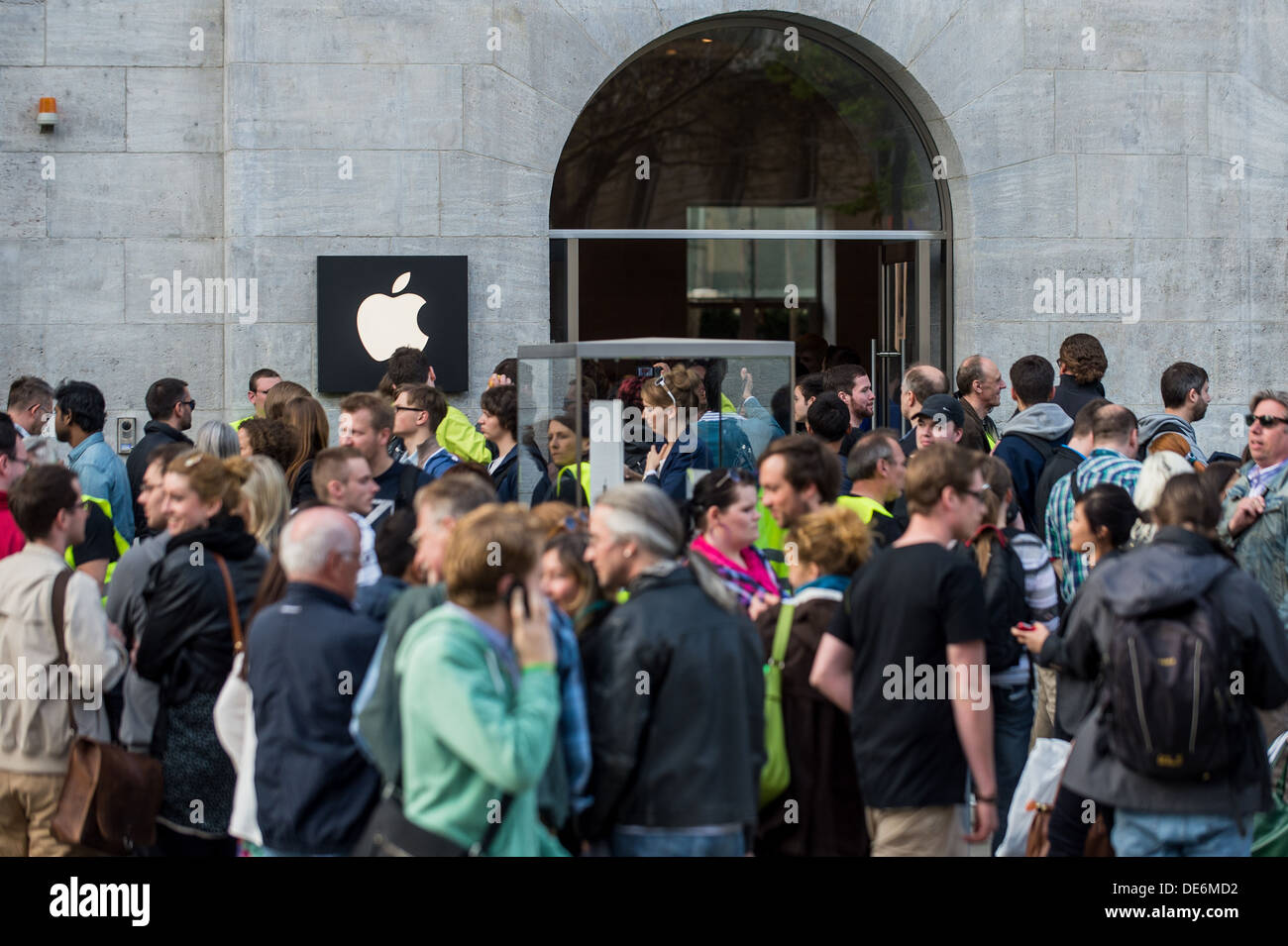 Berlin, Deutschland, Andrang bei der Eröffnung des Apple Store am Kurfürstendamm Stockfoto