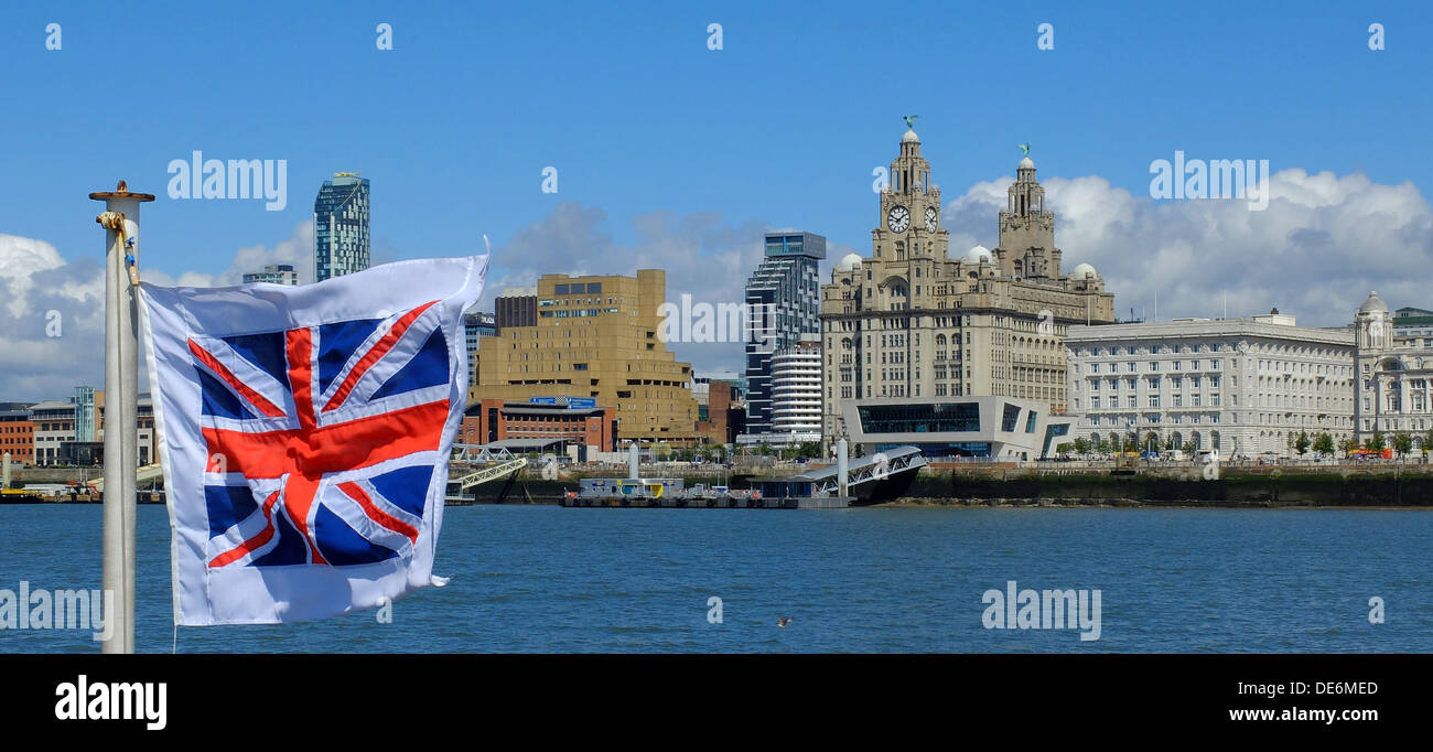 England, Liverpool, Blick vom The Mersey in Richtung Liverpool waterfront Stockfoto