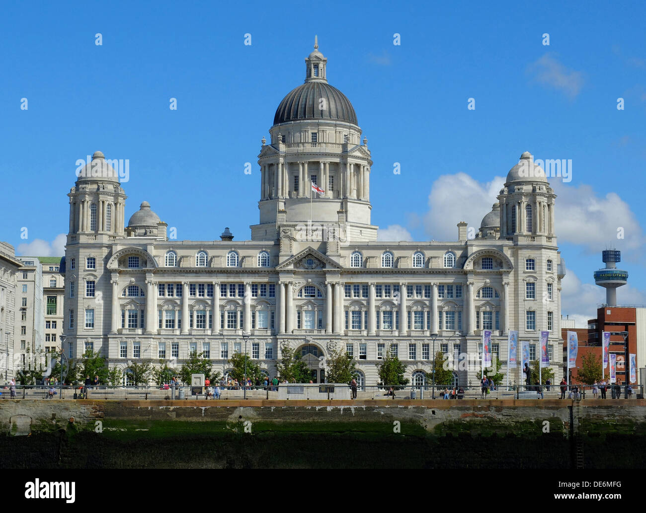 England, Liverpool, Blick vom The Mersey zum The Port of Liverpool building Stockfoto