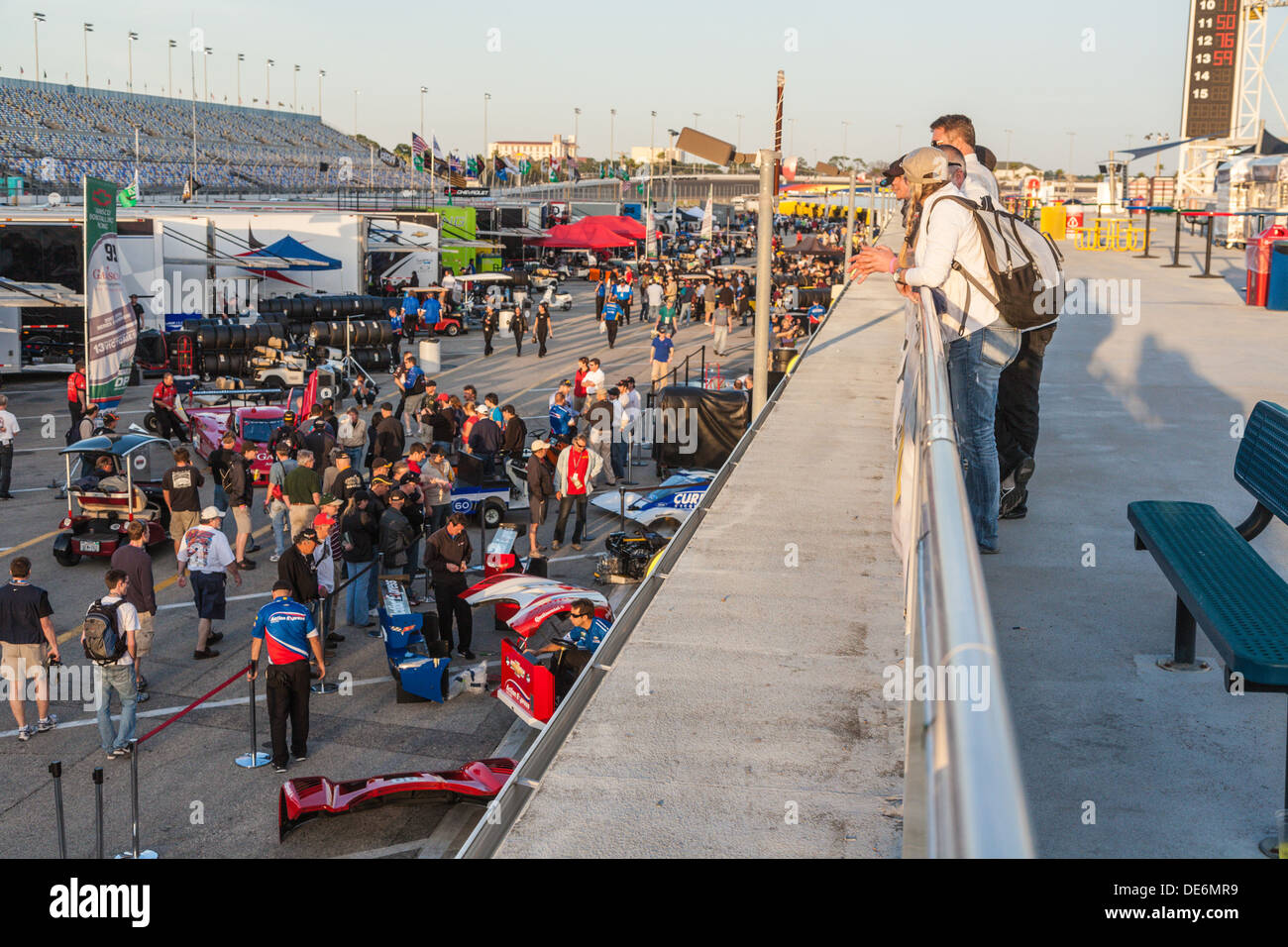 Zuschauer beobachten Teams bereiten Sie Rennwagen auf dem Daytona International Speedway vor 2012 Rolex 24 Daytona, Florida, USA Stockfoto