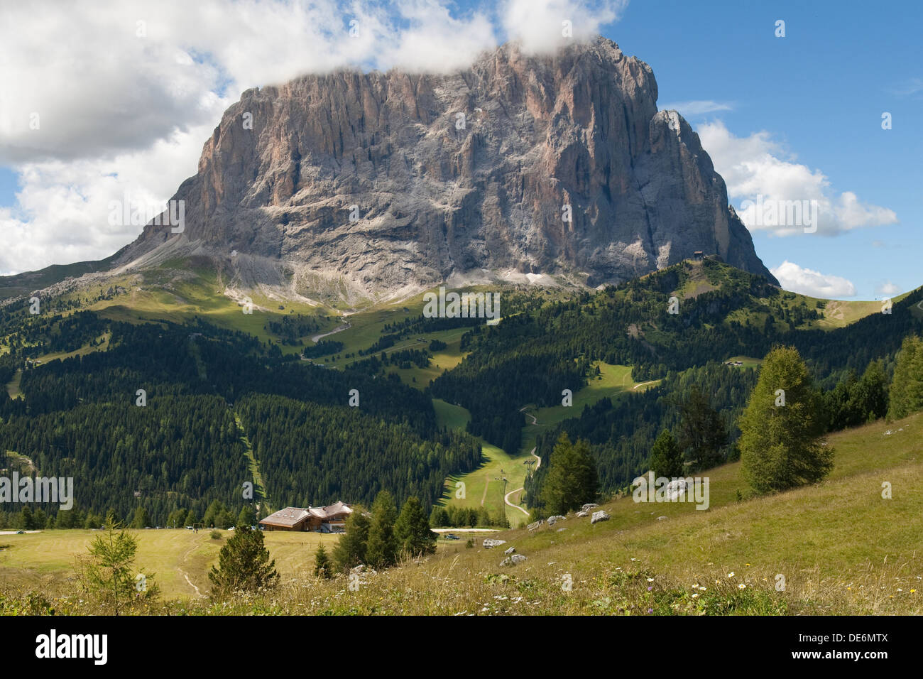 Ostwand des Monte Langkofel (Langkofel) von Gardena Mountain pass in den Dolomiten von Südtirol, Italien. Stockfoto