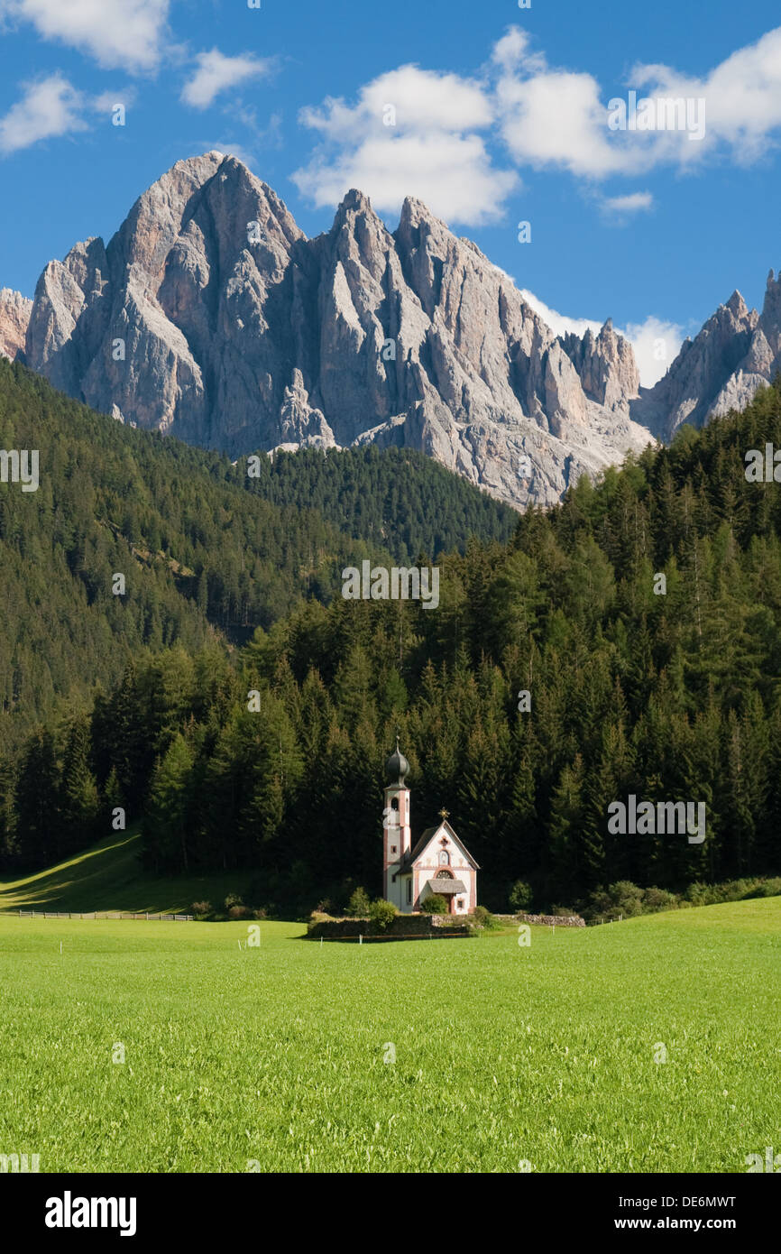 Kirche von San Giovanni von Santa Maddalena di Funes in Tirol, Italien. Stockfoto