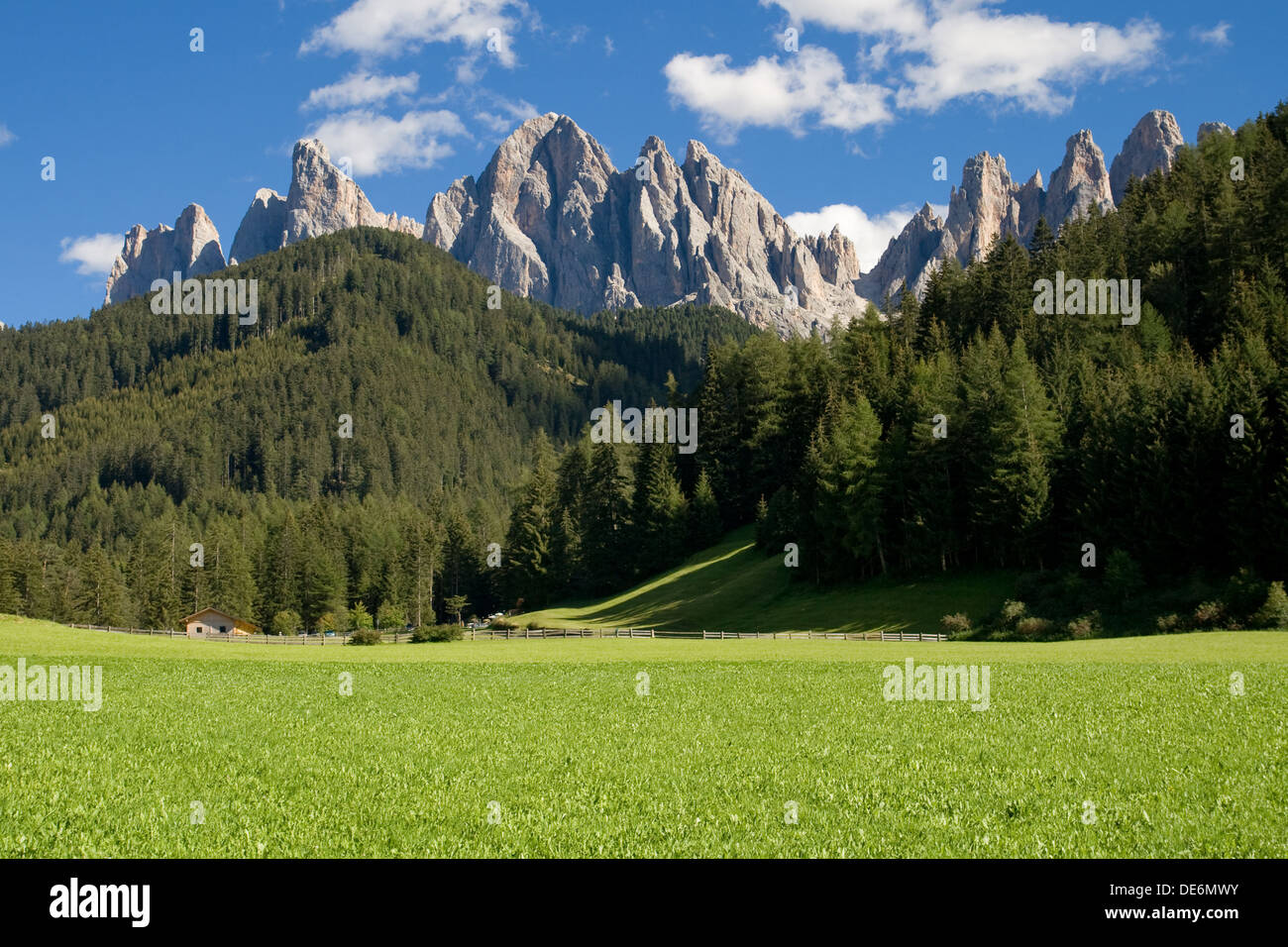 Geisler Gruppe aus Villnoss Tal, Südtirol, Italien. Stockfoto