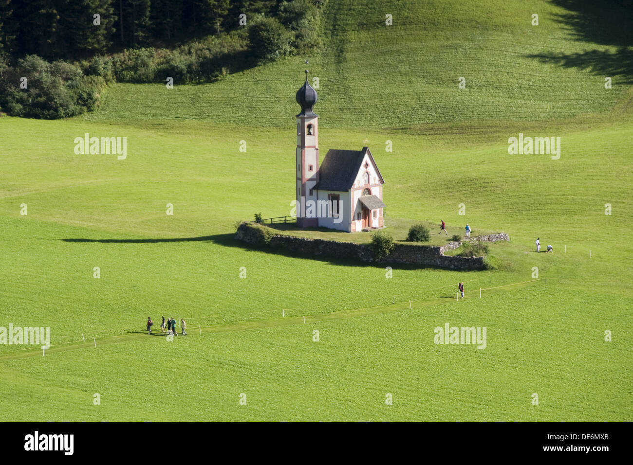 Kirche von Sankt Johann in Ranui in Santa Maddalena di Funes, Italien. Stockfoto