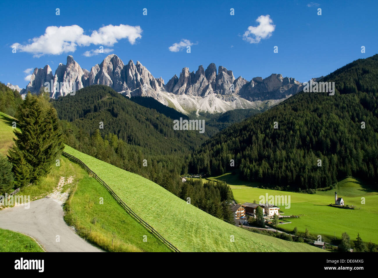 Tal von Funes (Villnoss) mit den Geisler-Bergen im Hintergrund, Dolomiten, Italien. Stockfoto