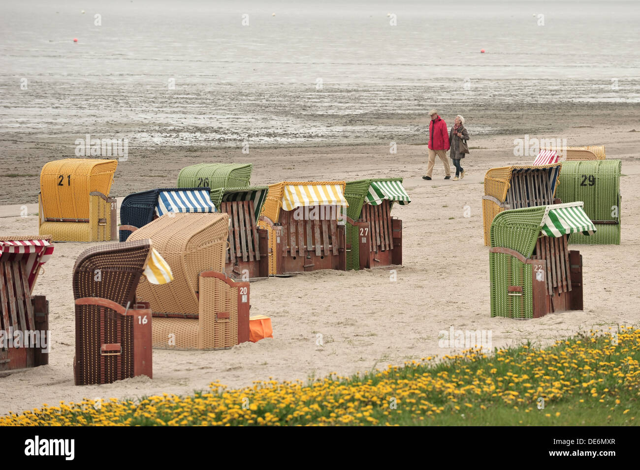 Dangast, Deutschland, ein paar läuft bei schlechtem Wetter am Strand Stockfoto