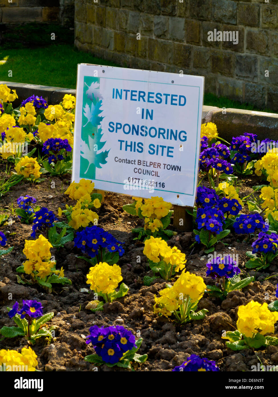 Gesponsert von Stadtrat Blumenbeet mit Botschaft ansprechend für das Sponsoring im Belper Derbyshire England UK Stockfoto