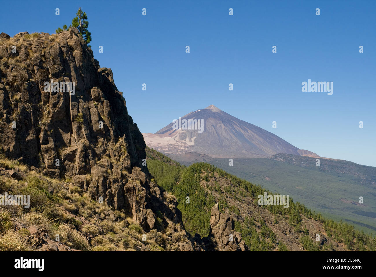 Mount Teide vom Mirador de Ayosa (Ayosa-Aussichtspunkt) in den Naturpark Corona Forestal, Teneriffa, Kanarische Inseln. Stockfoto