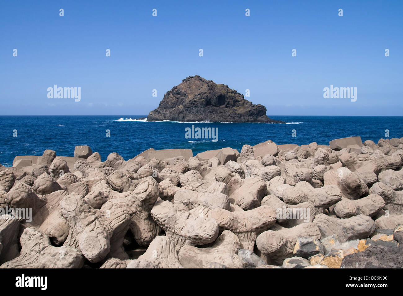 Die kleine vulkanische Insel der Roque de Garachico im Norden Küste von Teneriffa, Kanarische Inseln. Stockfoto