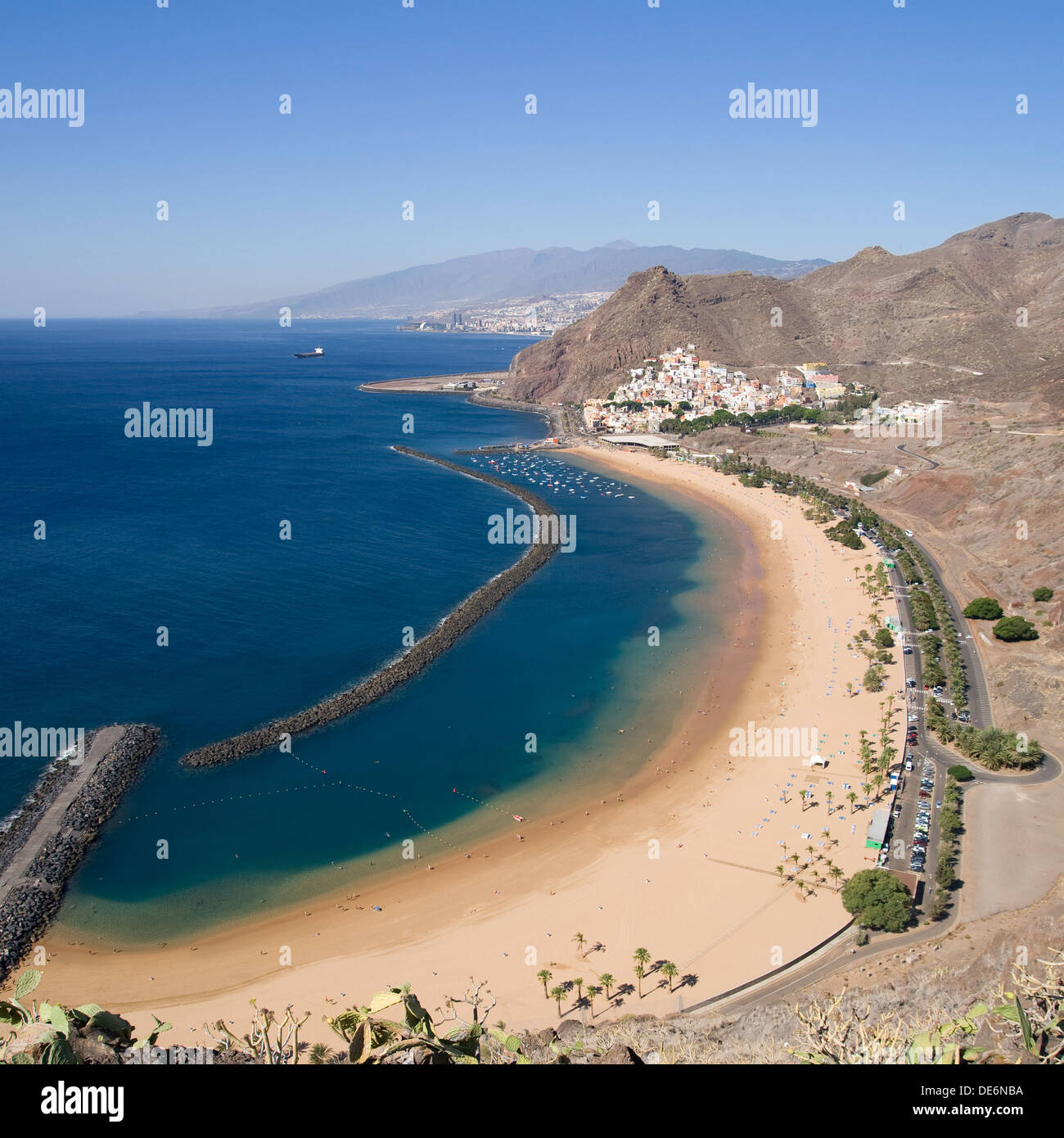 Überblick über Playa de Las Teresitas (Teresitas Strand) und das Dorf San Andres im Norden von Santa Cruz De Tenerife, Spanien Stockfoto