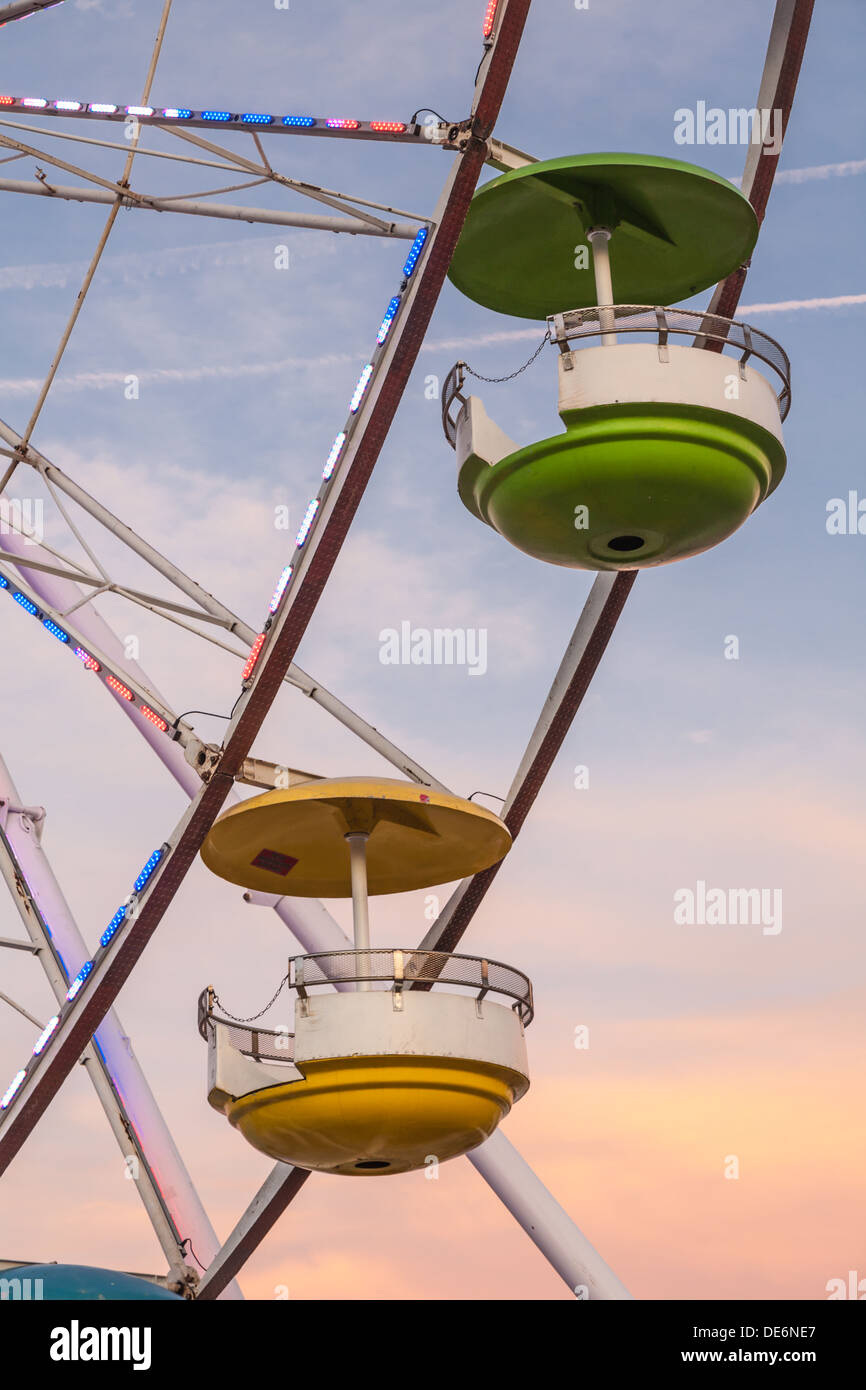 Beleuchtetes Riesenrad fahren bei Sonnenuntergang im Infield des Daytona International Speedway in Daytona, Florida, USA Stockfoto