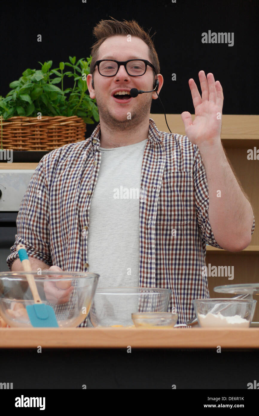 BBC Great British Bake Off 2010 Gewinner gibt Edd Kimber eine Kochkunst-Demonstration in Bakewell Bakinng Festival, Derbyshire, UK Stockfoto