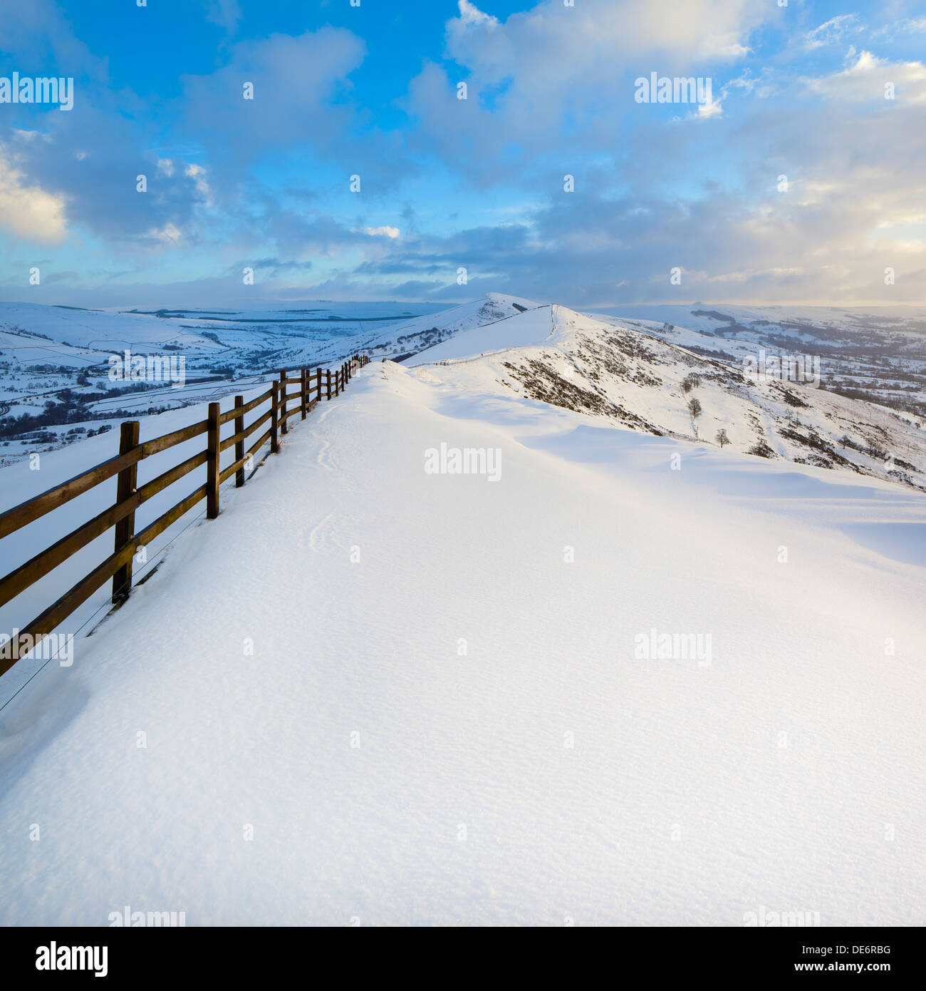 Blick Richtung verlieren Hill, Win Hill und Hope Valley im Winter von Mam Tor in der Nähe von Castleton in The Derbyshire Peak District, Großbritannien Stockfoto