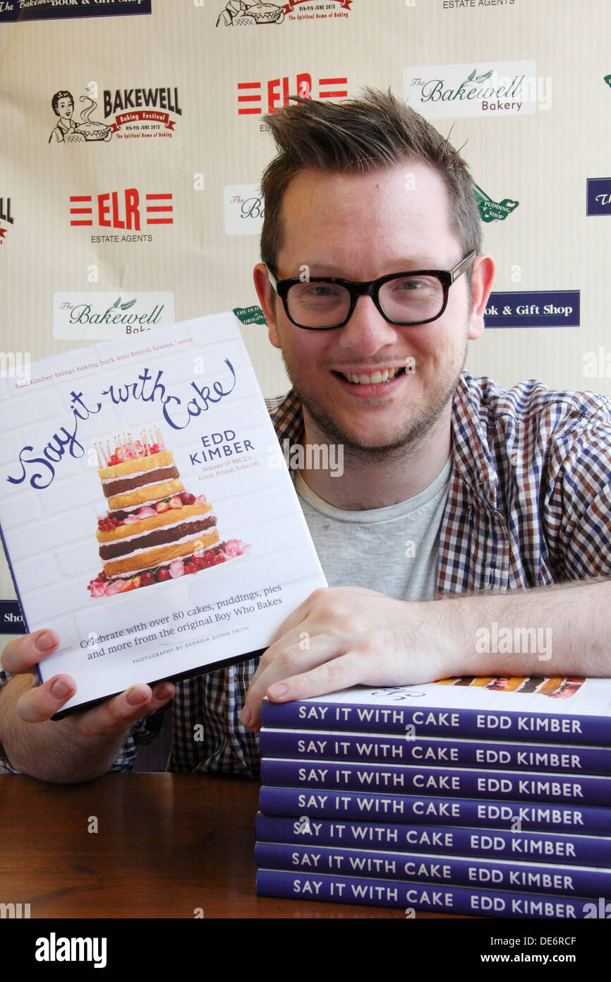 BBC Great British Bake Off Sieger 2010, Edd Kimber signiert sein Buch "es sagen mit Kuchen backen Festival Bakewell, England, UK" Stockfoto