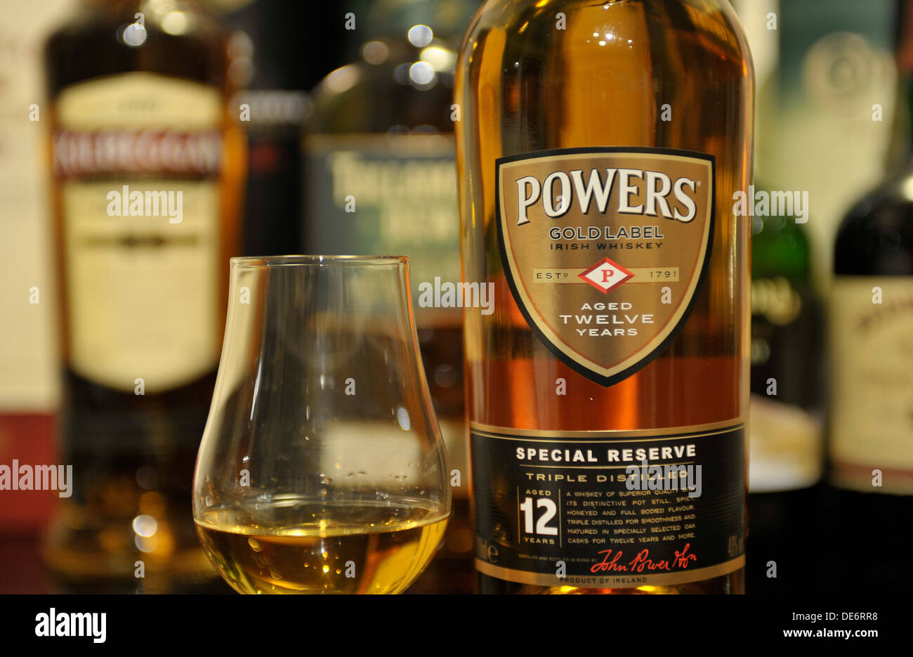 Flasche im Alter von 12 Jahren Befugnisse Sonderrücklage dreifach destilliert irischer Whiskey. Stockfoto