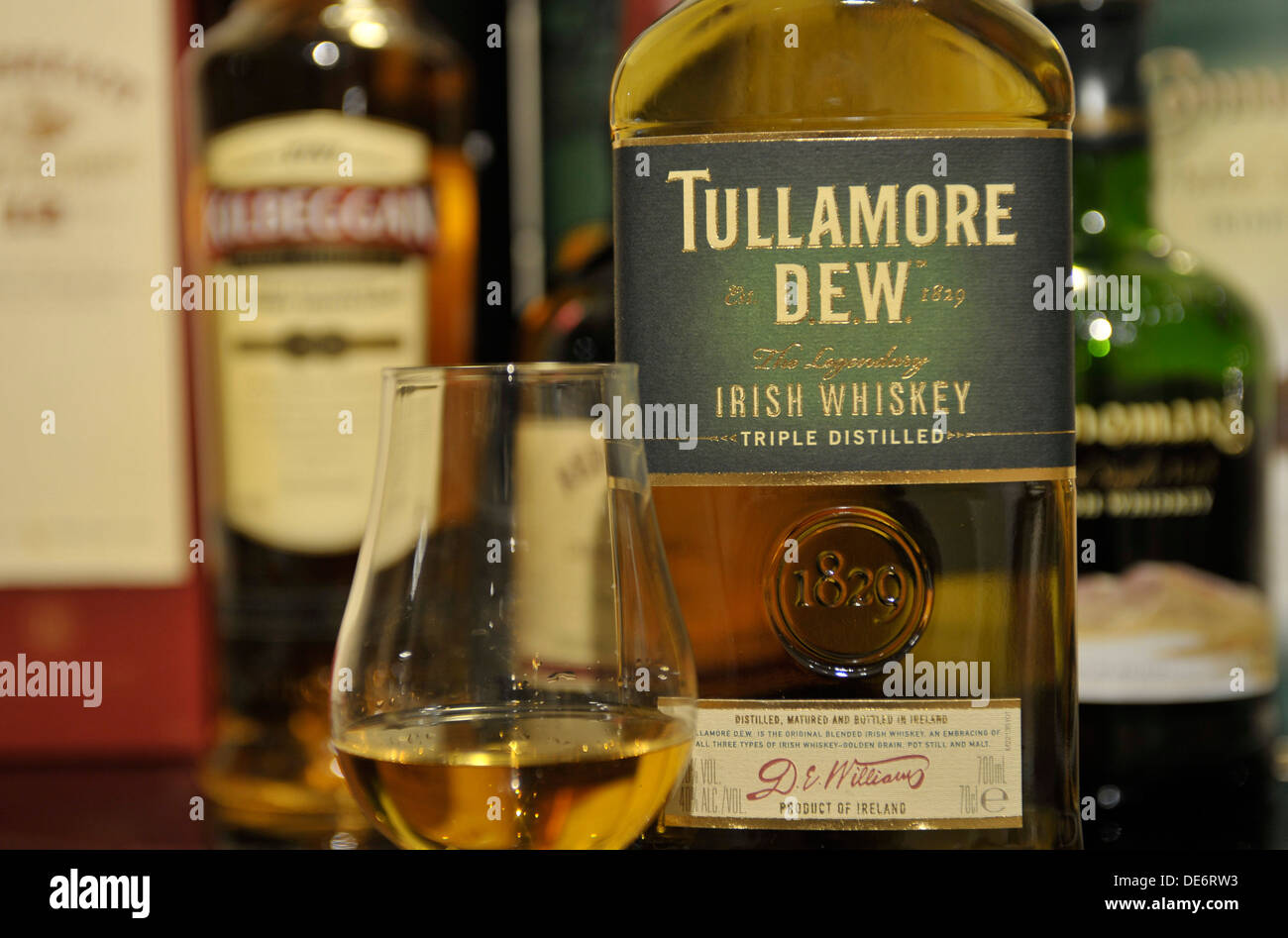 Eine Flasche Tullamore Dew Irish Whiskey und Whiskeyglas. Stockfoto