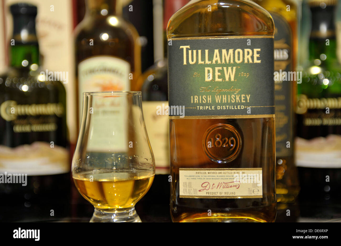Eine Flasche Tullamore Dew Irish Whiskey und Whiskeyglas. Stockfoto