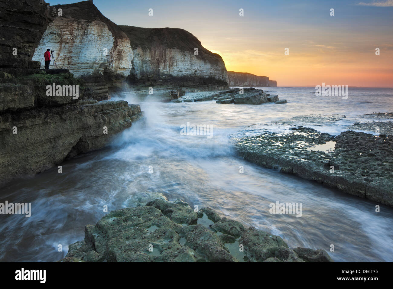 Landschaftsfotografen schießen Sonnenuntergang von den Klippen an der Thornwick Bucht, East Yorkshire, UK Stockfoto
