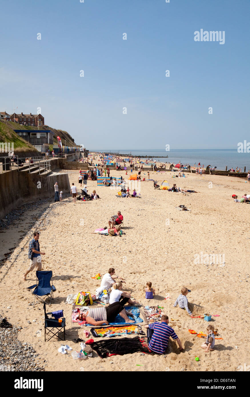 Menschen, die genießen einen sonnigen kann Bank Holiday Wochenende am Mundesley Beach, Norfolk Küste England UK Stockfoto