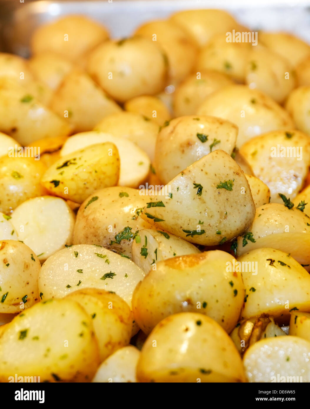 Baby-Bratkartoffeln mit Kräutern, Nahaufnahme Stockfoto