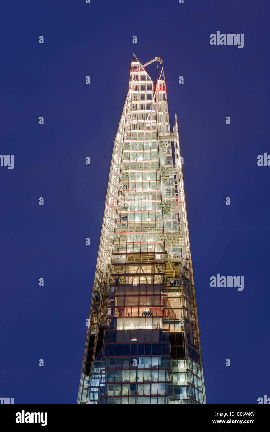 Spitze des Wolkenkratzers Shard in der Abenddämmerung, London Bridge, London, England, UK Stockfoto