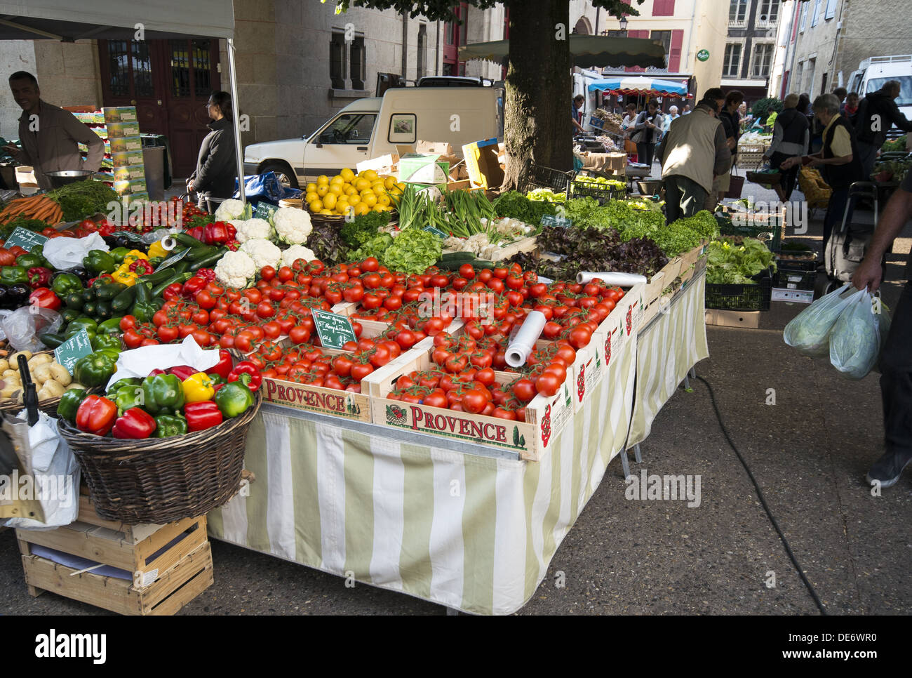 Obst und Gemüse Stand auf dem Sonntagsmarkt auf den Straßen von Le Puy-En-Velay in Frankreich Region Auvergne Stockfoto