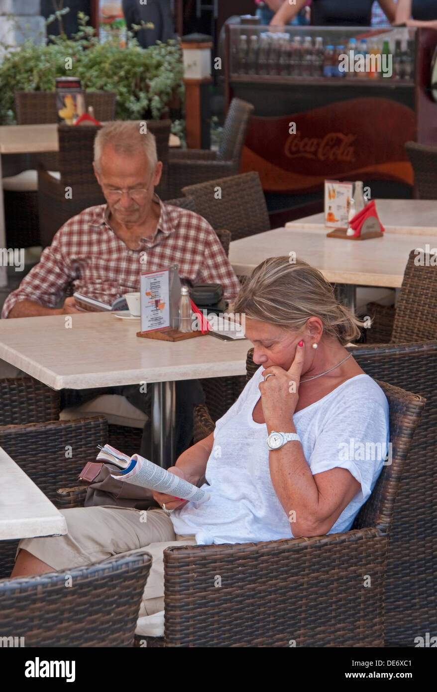 Leser in Krakauer Hauptmarkt im Restaurant im Freien Tische. Stockfoto