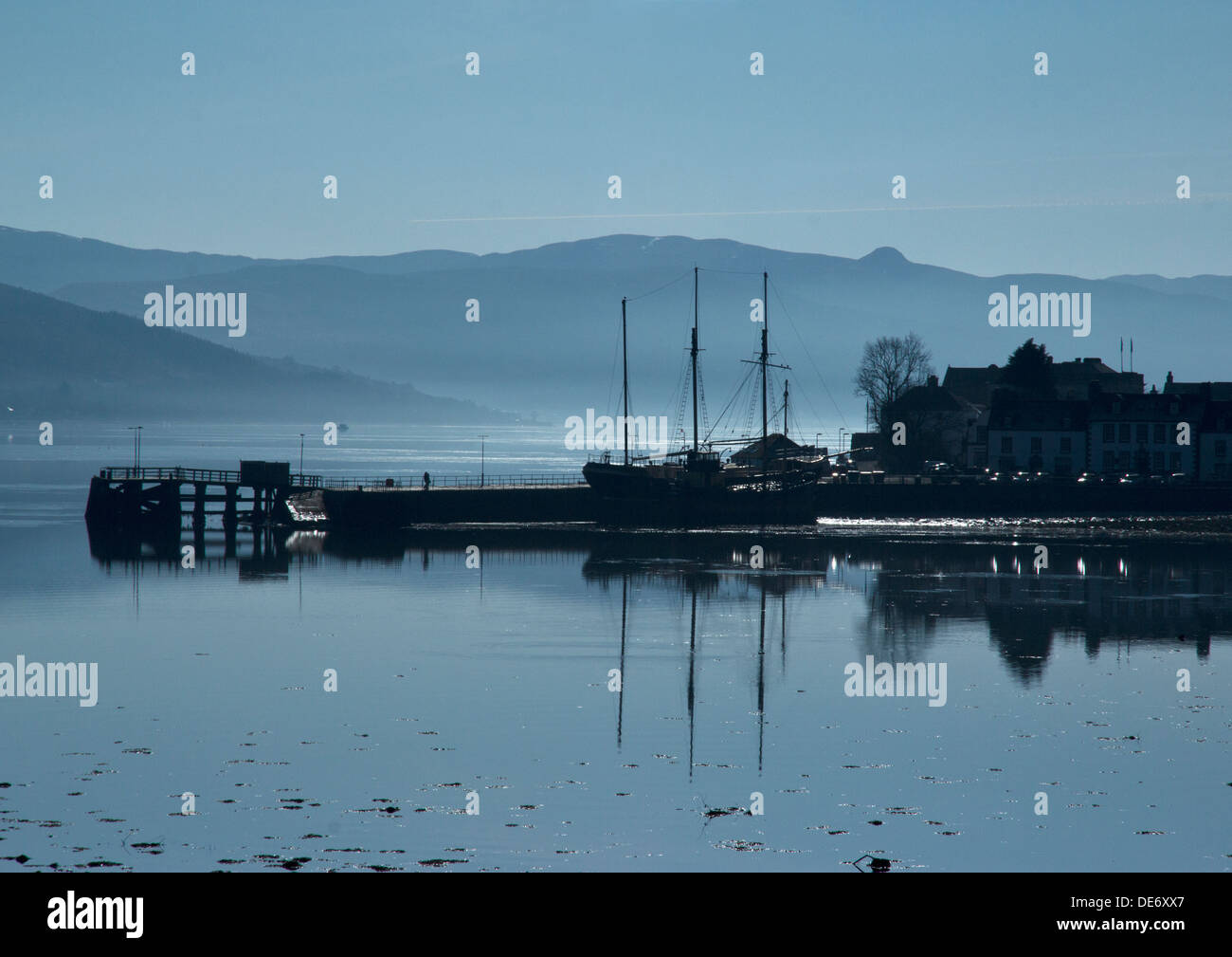 Reflexionen von Inveraray Hafen in der Abenddämmerung am Loch Fyne, Argyll, Schottland Stockfoto