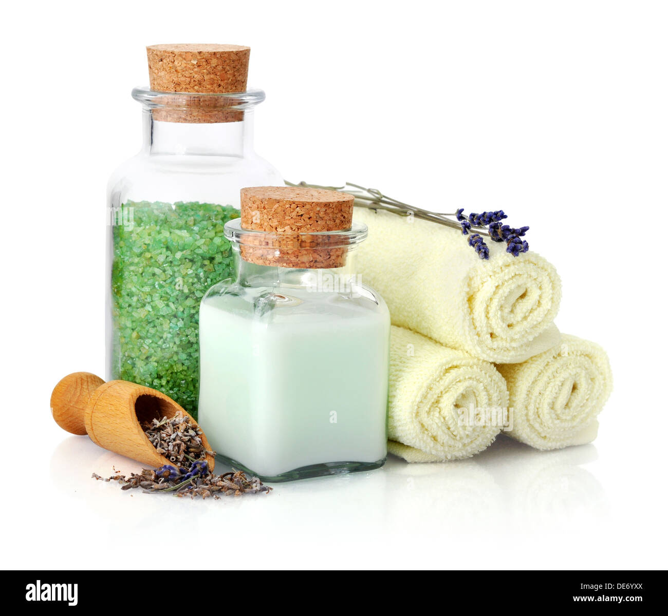 Spa-Komposition mit Handtüchern, Lavendel und Meer Salz isolierten auf weißen Hintergrund Stockfoto