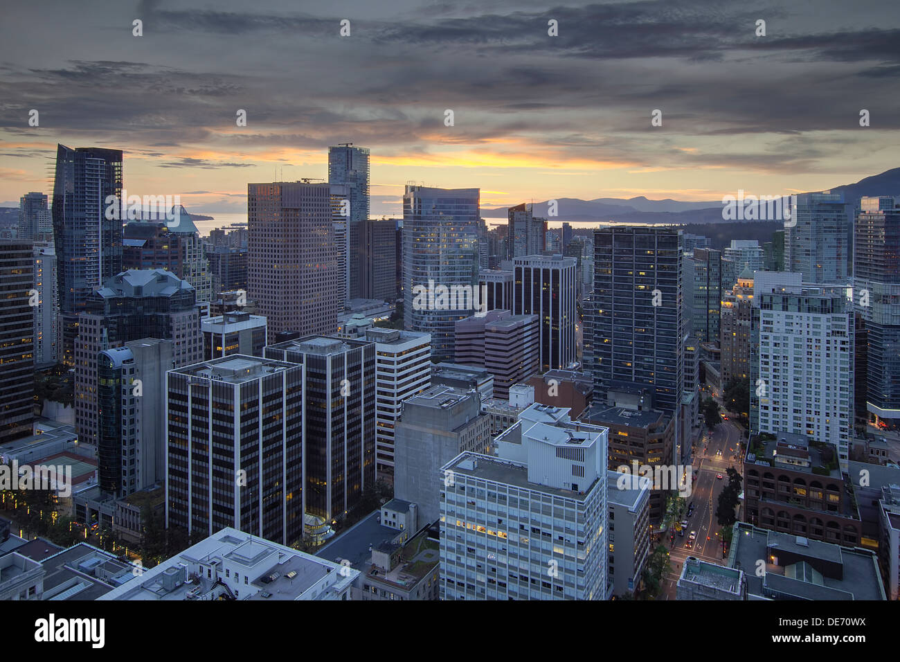 Sonnenuntergang über der Stadt Vancouver BC Kanada und English Bay Stockfoto