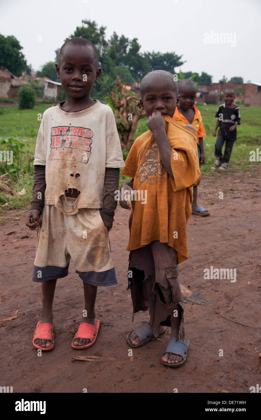 zwei afrikanische jungen zusammenstehen in Embale Uganda ungepflegt in zerrissenen Kleidern suchen Stockfoto