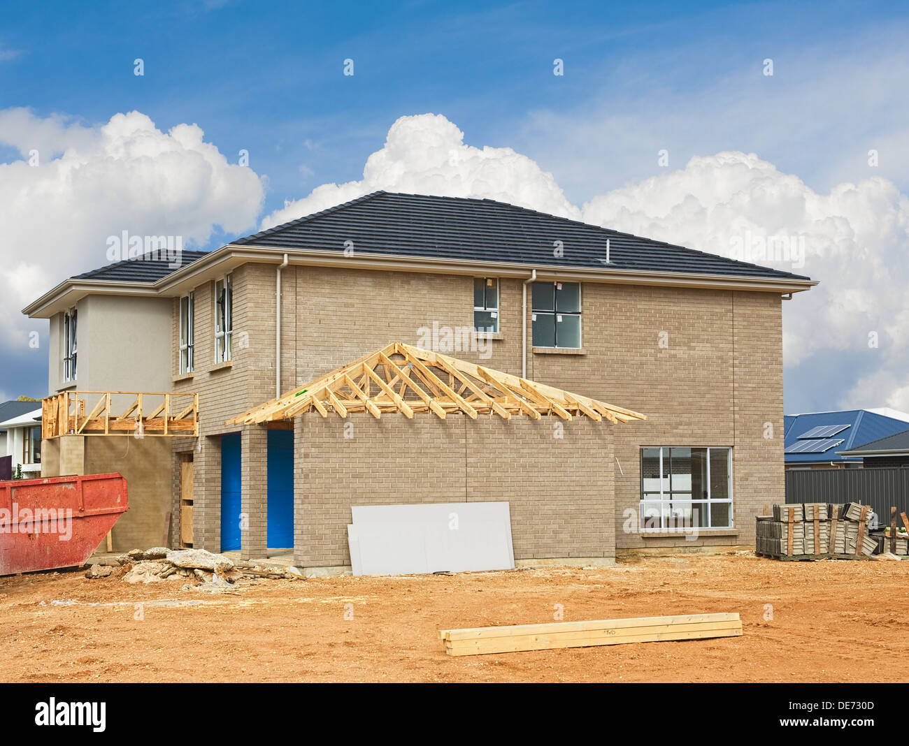 neues Haus im Bau gegen blauen Himmel Stockfoto