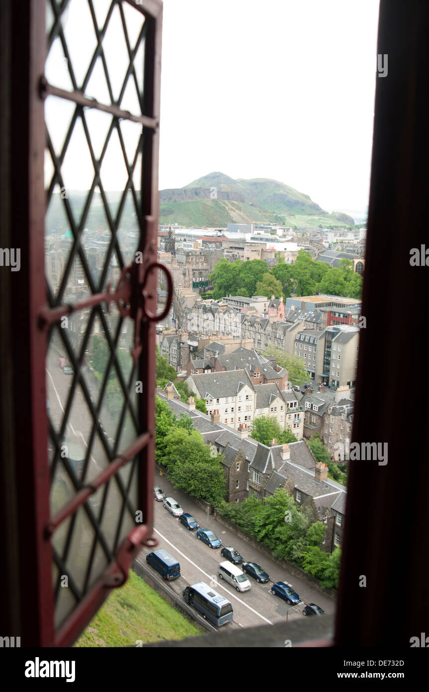 Edinburgh Castle ist eine Festung, die die Skyline der Stadt von Edinburgh, Schottland dominiert. Stockfoto