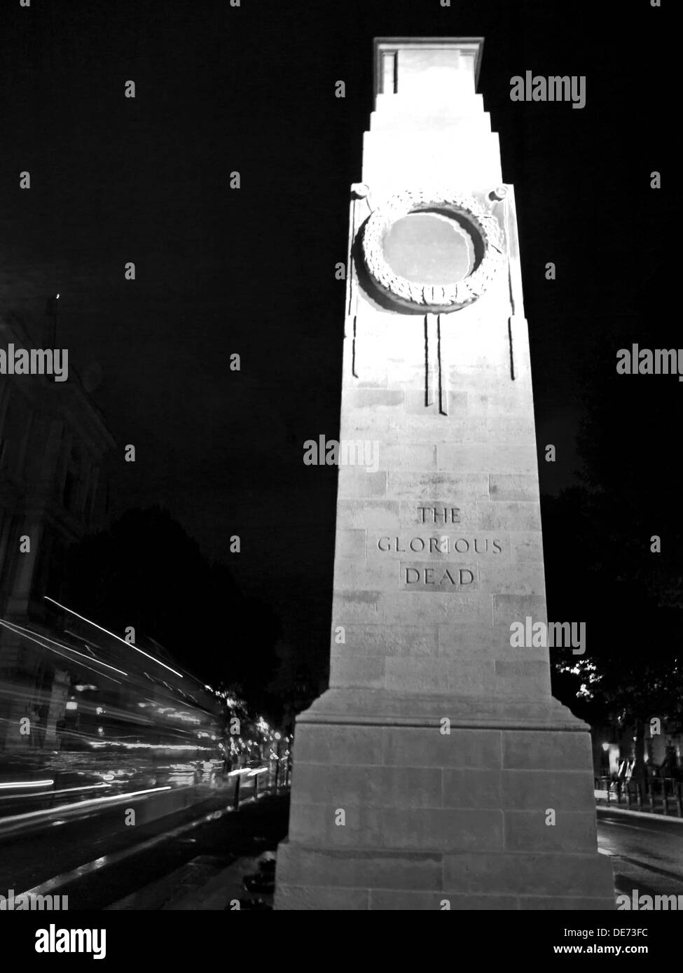 Der Kenotaph bei Nacht, Whitehall, City of Westminster, London, England, Vereinigtes Königreich Stockfoto