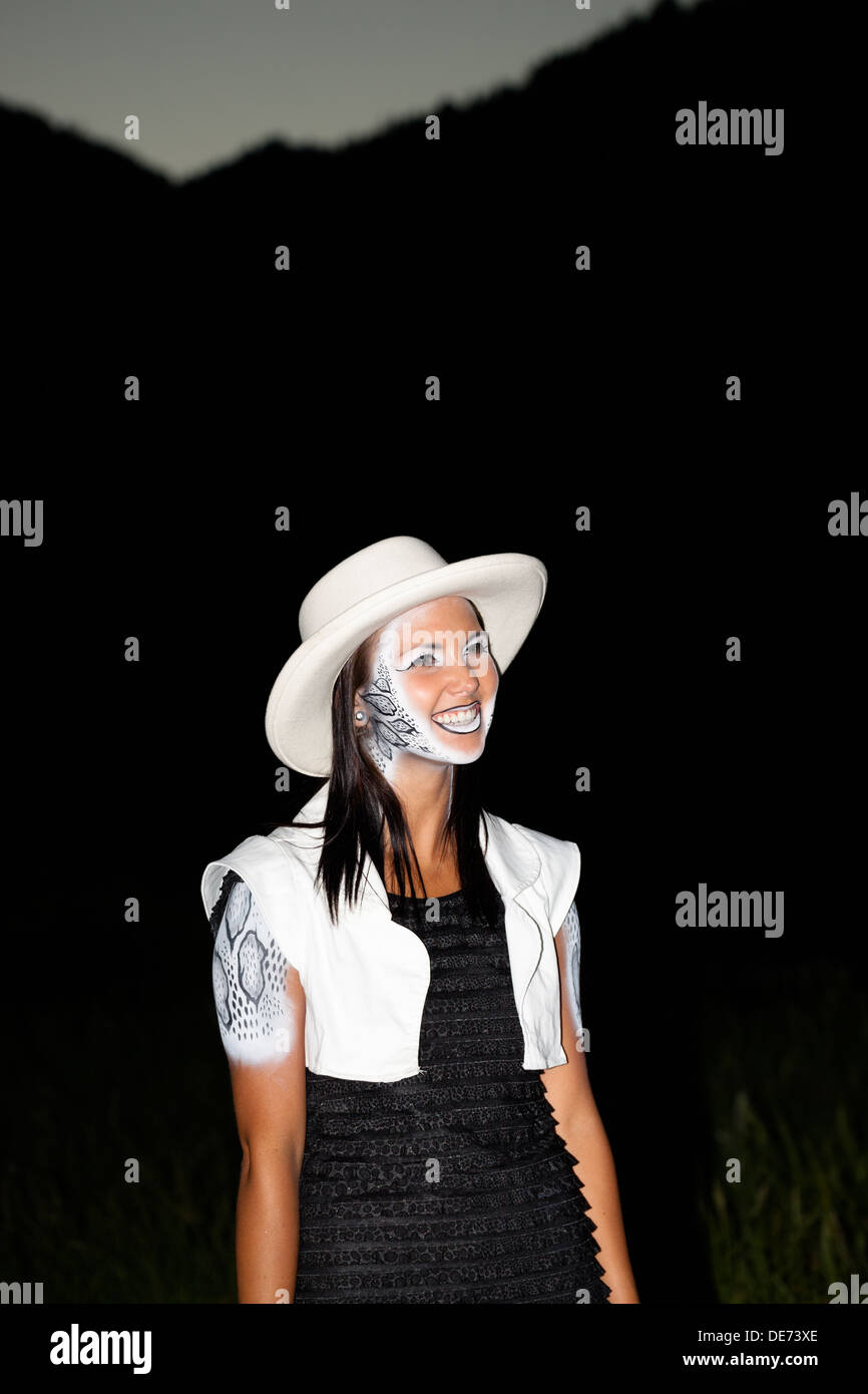 junge Frau in weißem Cowboyhut und alien Make-up Stockfotografie - Alamy