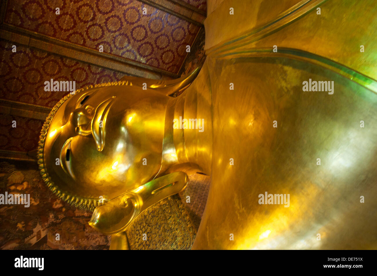 Liegeposition Gold Buddha in Thailand Stockfoto