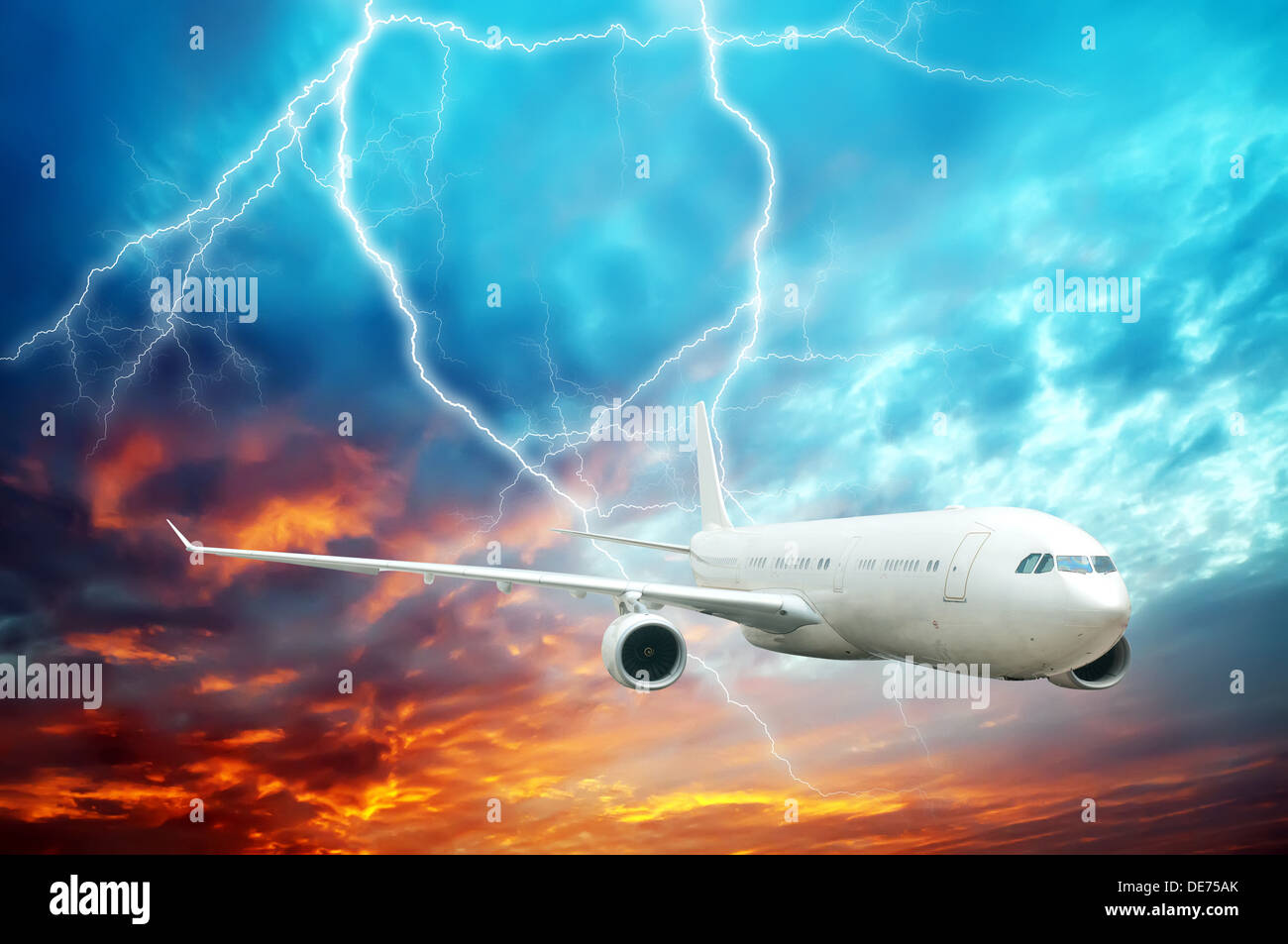 Flugzeuge fliegen in den Nachthimmel von lightning Stockfoto