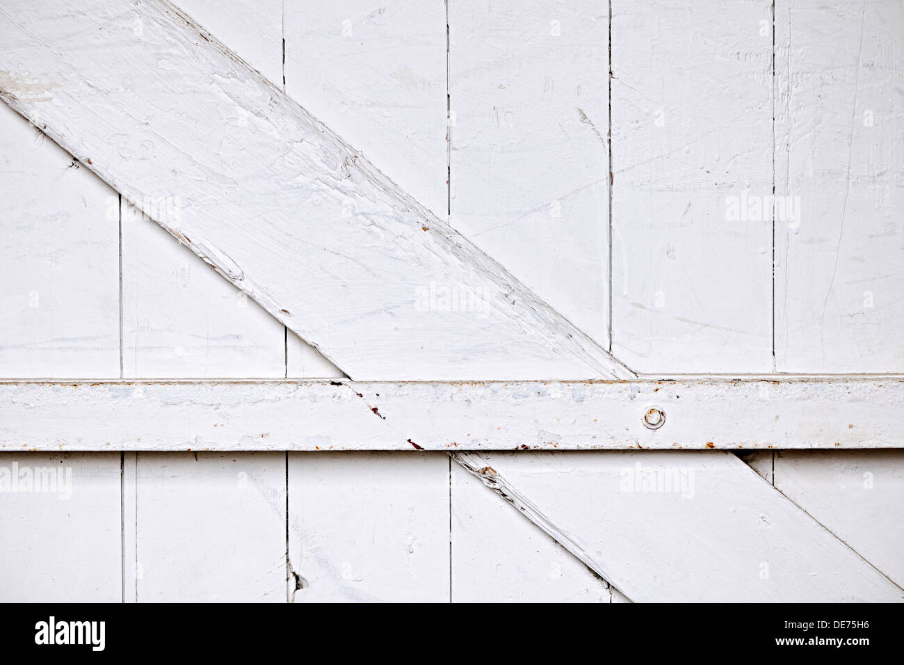 Hintergrund der alte hölzerne Scheunentor weiß lackiert Stockfoto