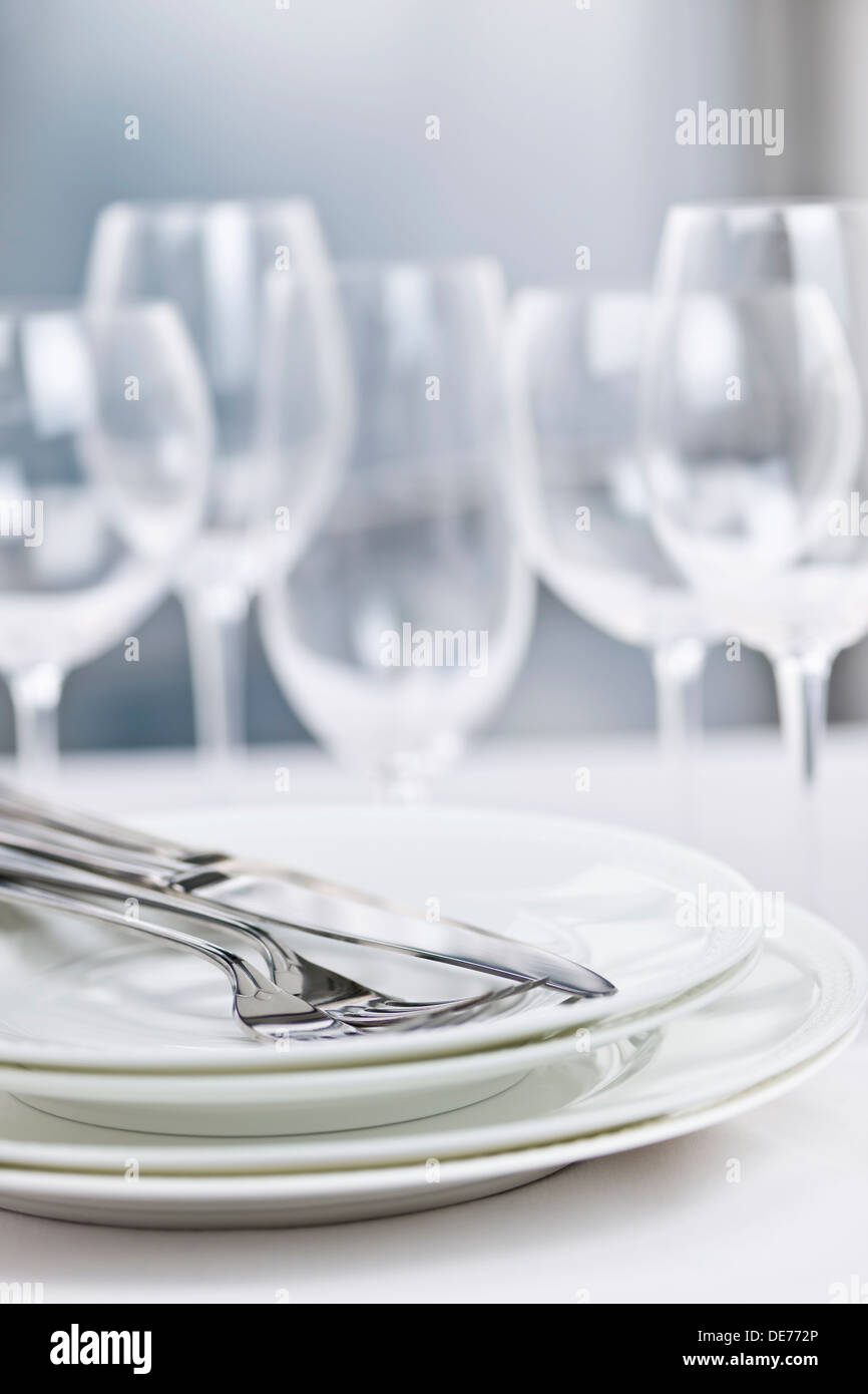 Elegantes Restaurant Tischdekoration für ein feines Abendessen mit Tellern, Besteck und Gläser Stockfoto